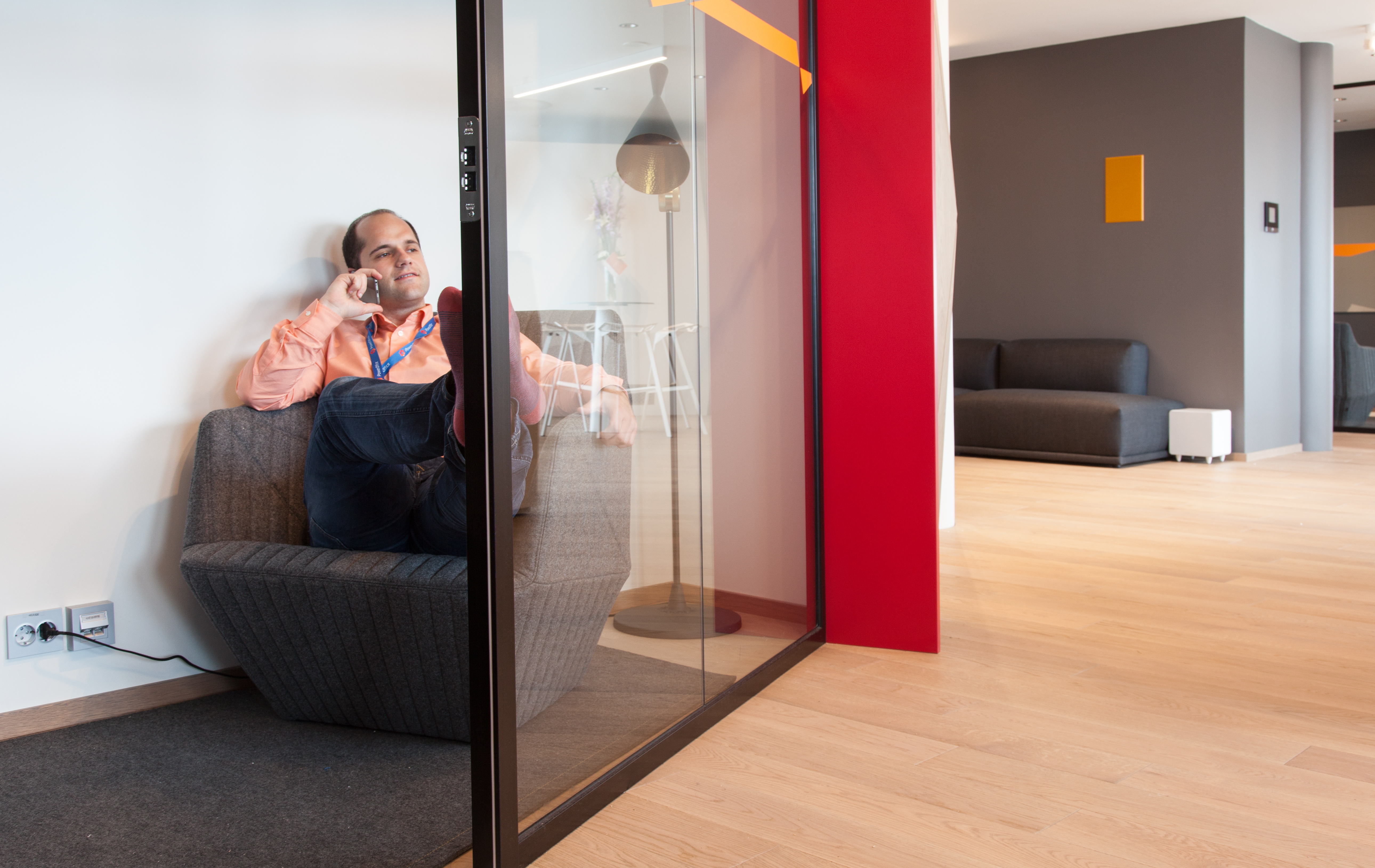 lille kontor med filt på gulvet